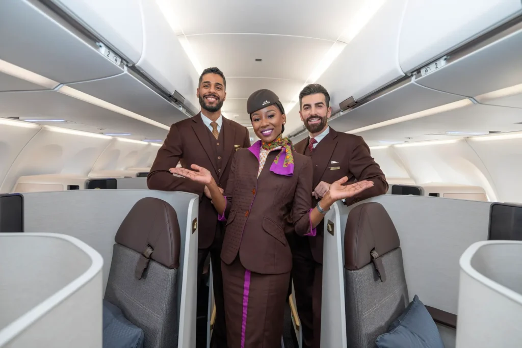Etihad Airways recruta em São Paulo para comissários de bordo. Comissários de bordo da Etihad Airways em aeroporto internacional representando uma oportunidade de carreira na aviação
